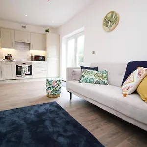 https://north-road-juliettes-flat-with-free-parking.cardiffhotelswales.com