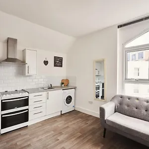 https://modern-central-studio-and-one-bed-flats-close-to-the-beach.bournemouth-hotels.org