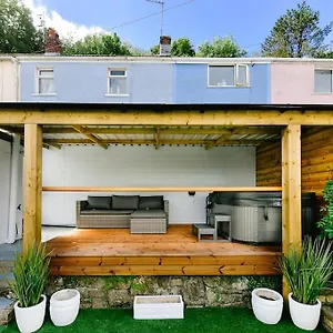 https://the-smugglers-hideout-sleeps-4-with-hot-tub.cardiffhotelswales.com