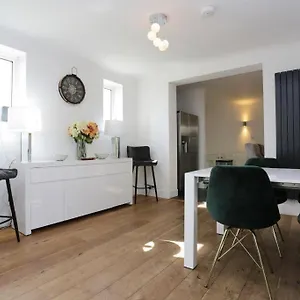  Holiday home Bournecoast: With Snug-games Room-garden-3114