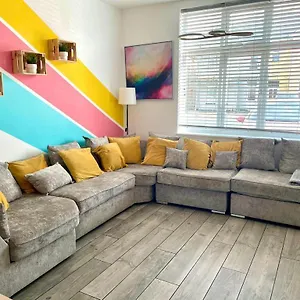  Holiday home Spacious Group Haven: 8-bedroom Comfort Near Town &